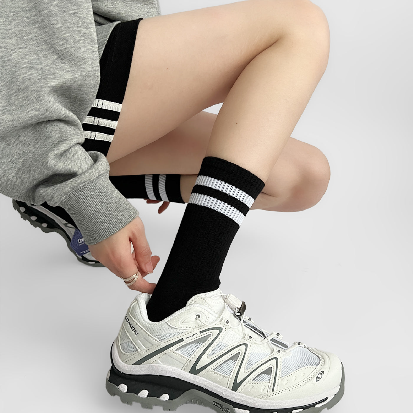 夜间教习室白色中筒袜女春秋情侣运动袜子男二杠条纹长袜配鲨鱼裤